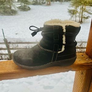 UGG Australia Cove 5178 Black Suede leather ankle boots.